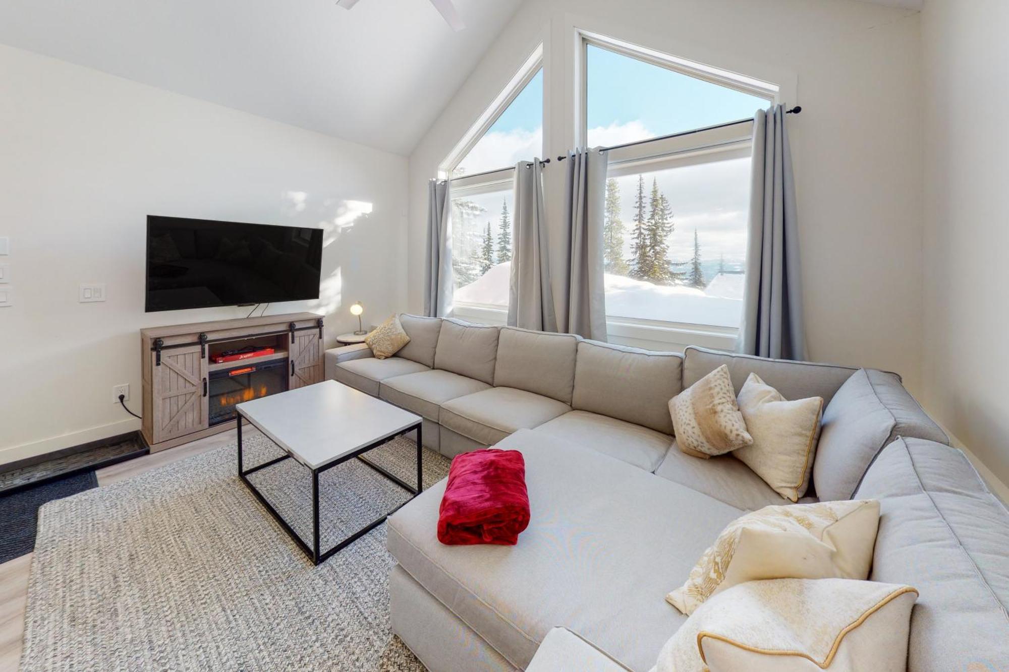 Snow Pines & Ice And Cozy Villa Big White Ski Resort Room photo