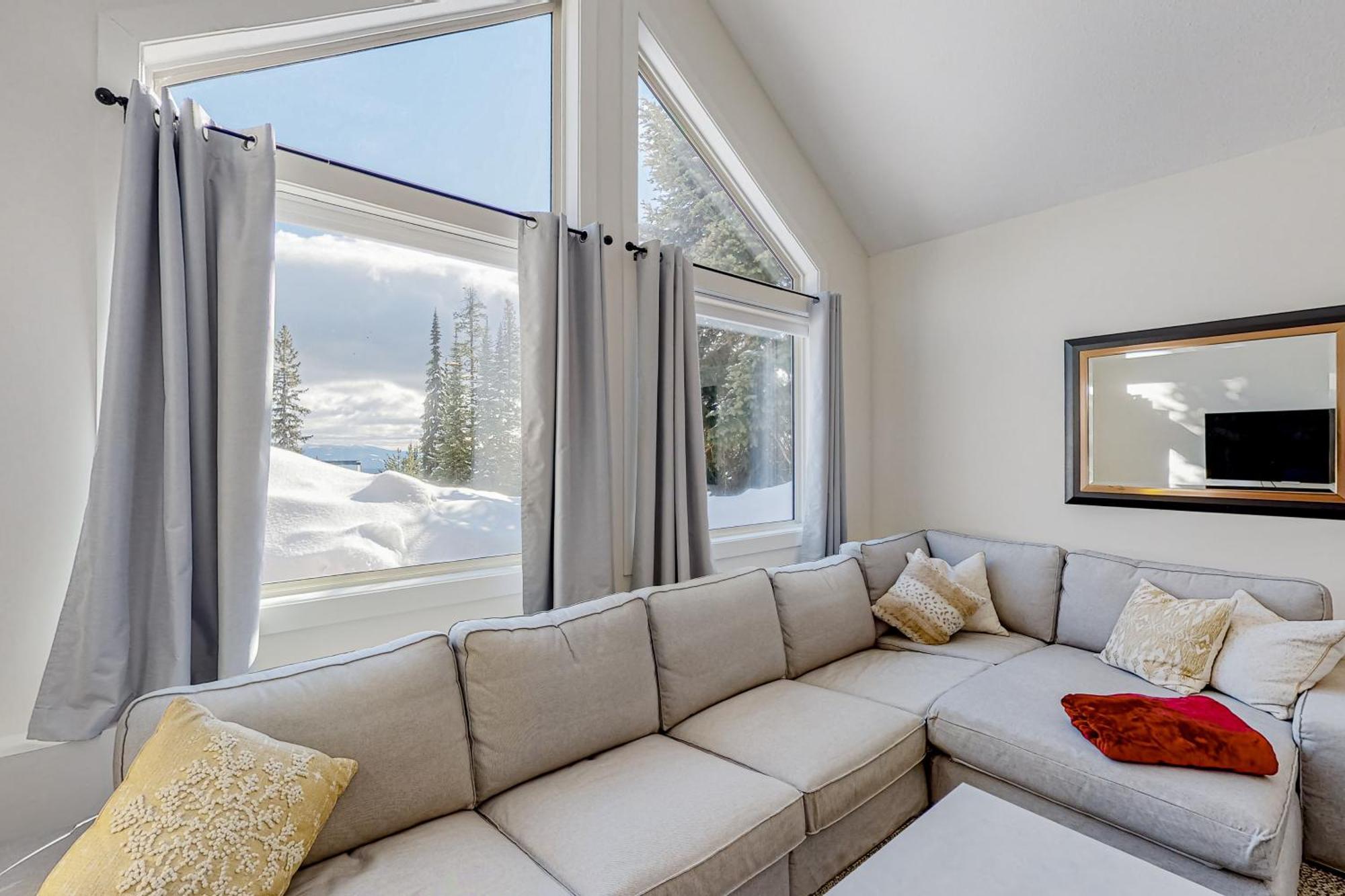 Snow Pines & Ice And Cozy Villa Big White Ski Resort Room photo